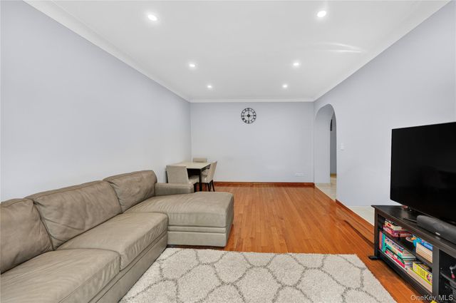 69-09 108th St 504, Forest Hills, NY 11375