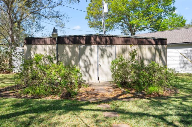 502 Dan Street, East Bernard, TX 77435