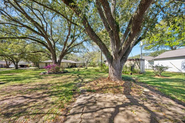 502 Dan Street, East Bernard, TX 77435