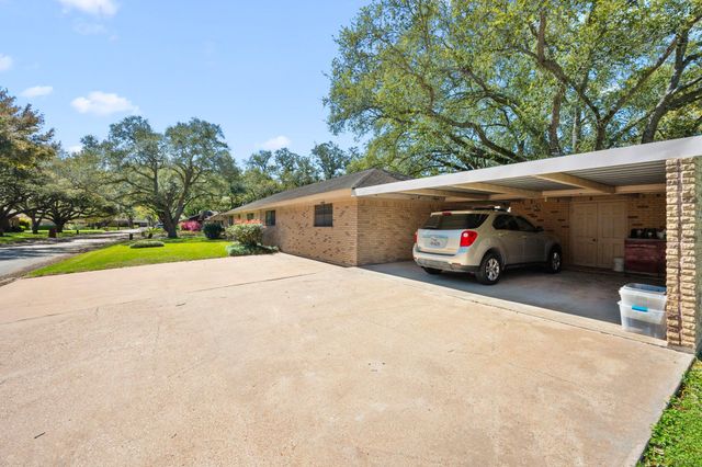 502 Dan Street, East Bernard, TX 77435