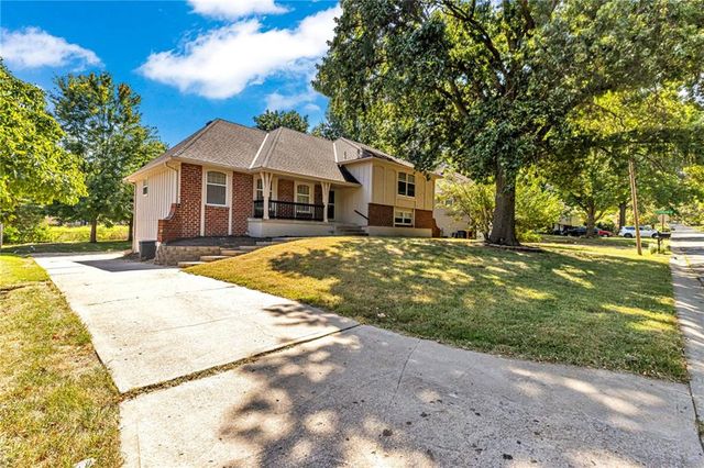 200 NE Locust Drive, Blue Springs, MO 64014