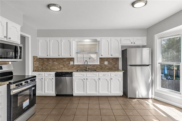 200 NE Locust Drive, Blue Springs, MO 64014