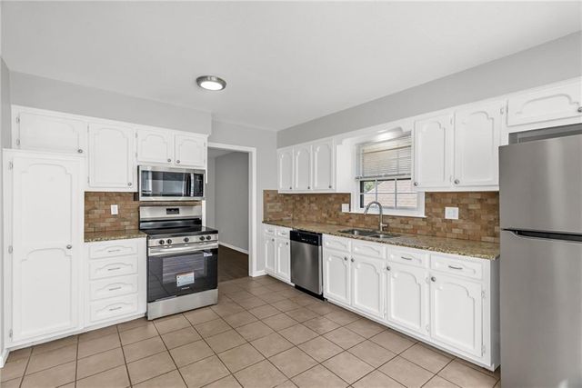 200 NE Locust Drive, Blue Springs, MO 64014