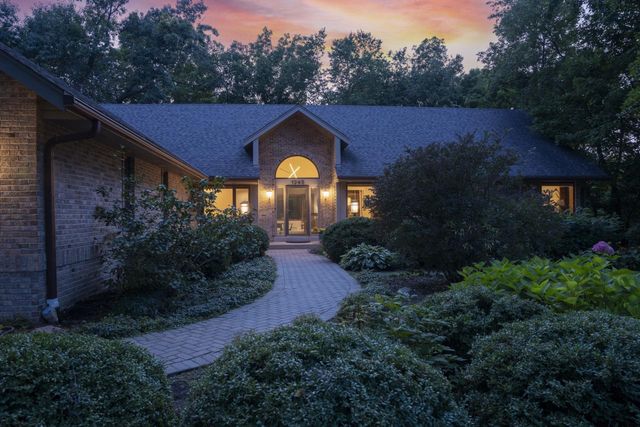 1345 Overlook CIRCLE, Brookfield, WI 53045