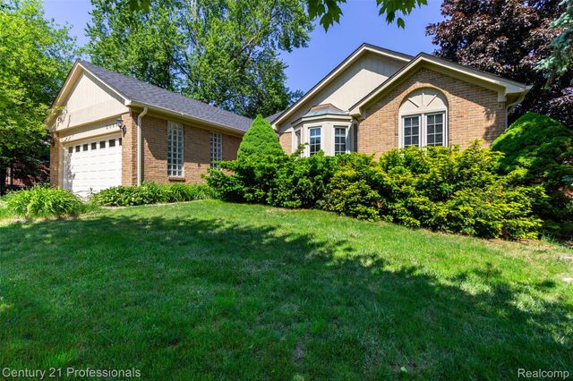 2085 Elkhorn Drive, Rochester Hills, MI 48307