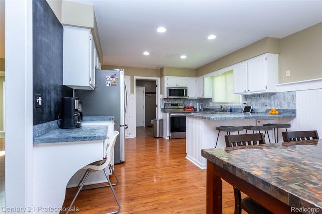 2085 Elkhorn Drive, Rochester Hills, MI 48307