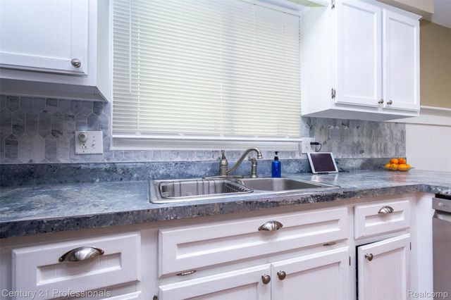 2085 Elkhorn Drive, Rochester Hills, MI 48307