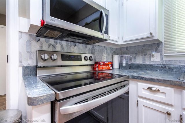 2085 Elkhorn Drive, Rochester Hills, MI 48307