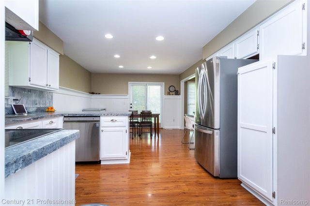 2085 Elkhorn Drive, Rochester Hills, MI 48307