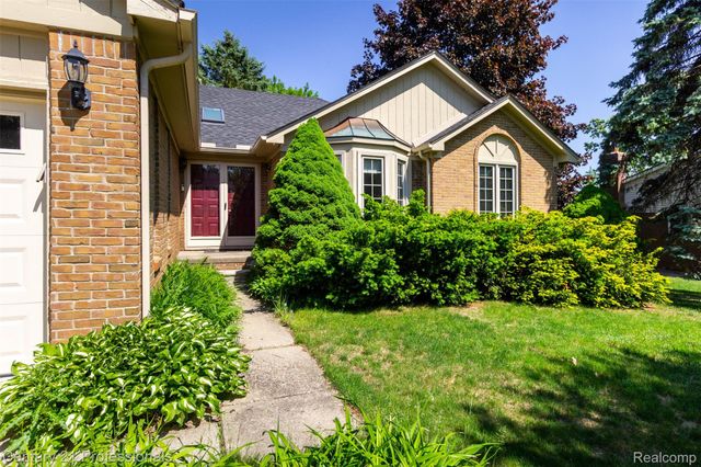 2085 Elkhorn Drive, Rochester Hills, MI 48307