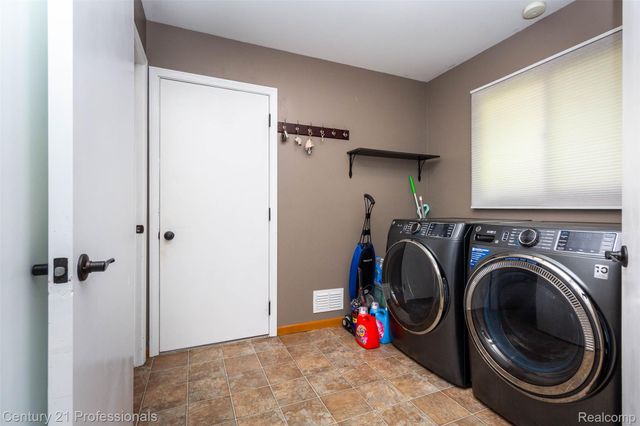 2085 Elkhorn Drive, Rochester Hills, MI 48307