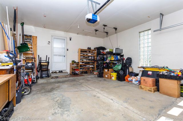 2085 Elkhorn Drive, Rochester Hills, MI 48307