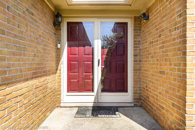 2085 Elkhorn Drive, Rochester Hills, MI 48307