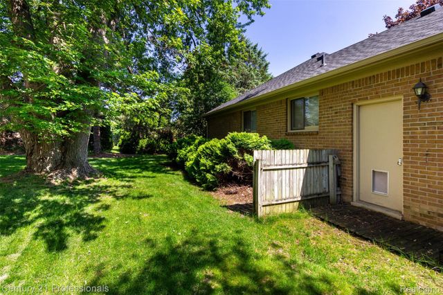 2085 Elkhorn Drive, Rochester Hills, MI 48307