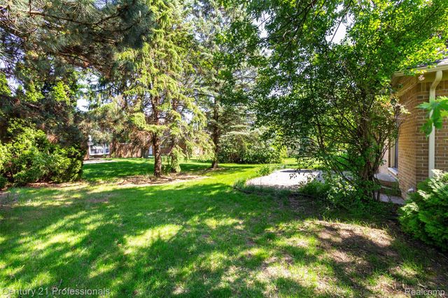 2085 Elkhorn Drive, Rochester Hills, MI 48307