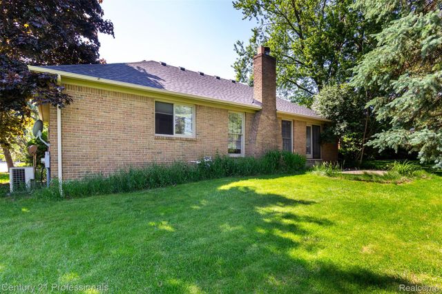 2085 Elkhorn Drive, Rochester Hills, MI 48307