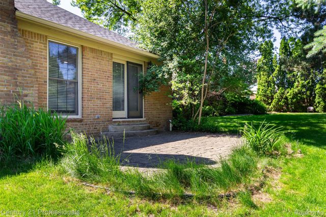 2085 Elkhorn Drive, Rochester Hills, MI 48307