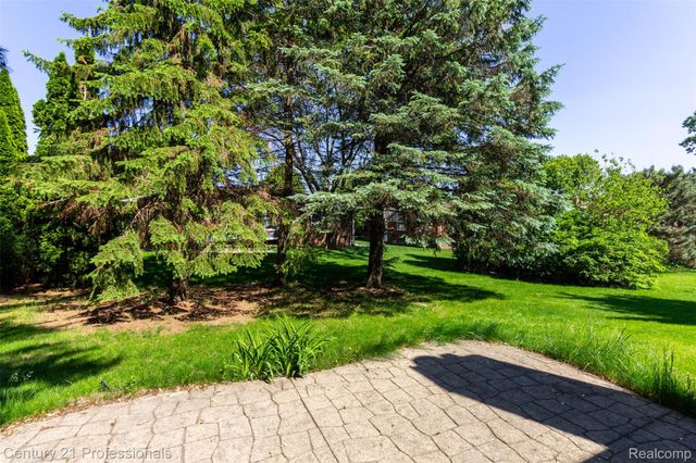 2085 Elkhorn Drive, Rochester Hills, MI 48307
