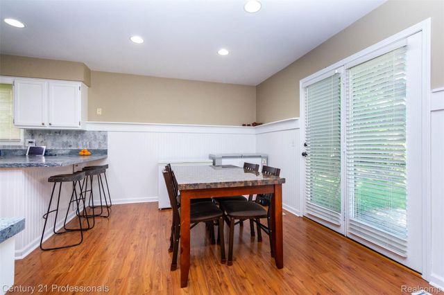 2085 Elkhorn Drive, Rochester Hills, MI 48307