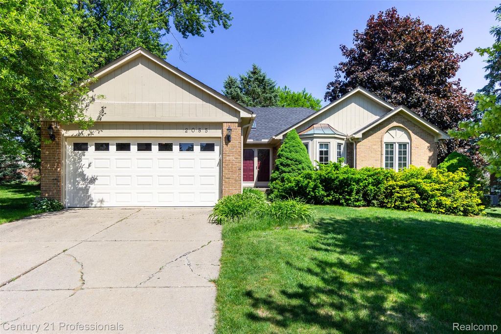 2085 Elkhorn Drive, Rochester Hills, MI 48307