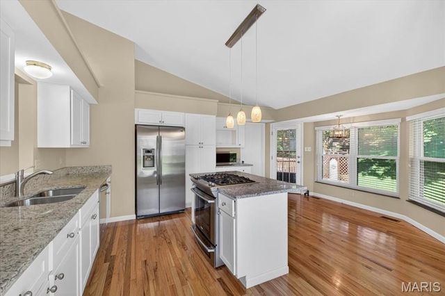 5421 Court Of Cedars, St Louis, MO 63128