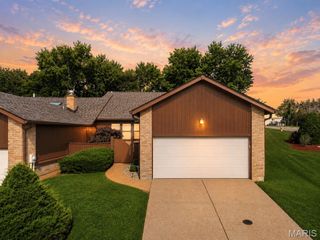5421 Court Of Cedars, St Louis, MO 63128