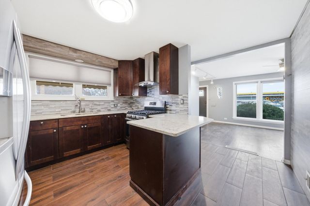 4605 S Laramie Avenue, Chicago, IL 60638