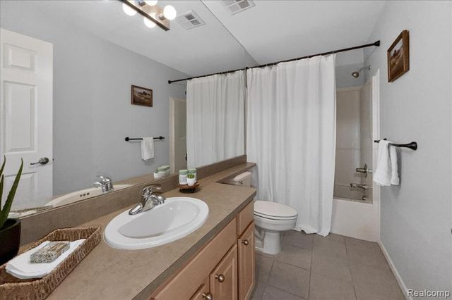 731 Amberly Drive, Waterford, MI 48328