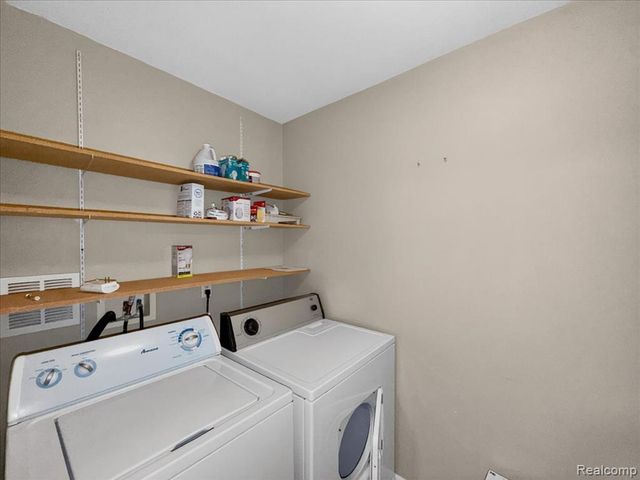 731 Amberly Drive, Waterford, MI 48328