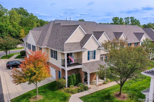 731 Amberly Drive, Waterford, MI 48328