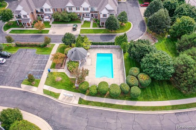 731 Amberly Drive, Waterford, MI 48328