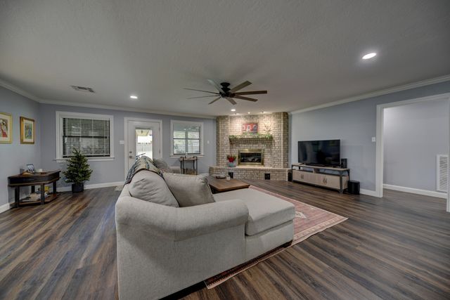 1600 Pecan, Brenham, TX 77833