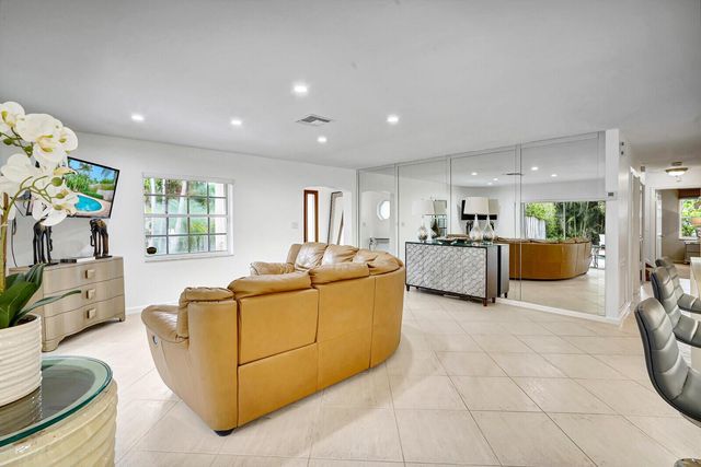 290 E FERN Drive, Boca Raton, FL 33432
