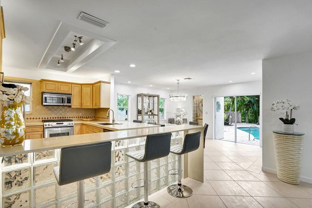 290 E FERN Drive, Boca Raton, FL 33432