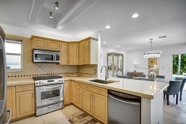 290 E FERN Drive, Boca Raton, FL 33432