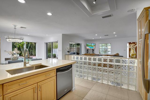 290 E FERN Drive, Boca Raton, FL 33432