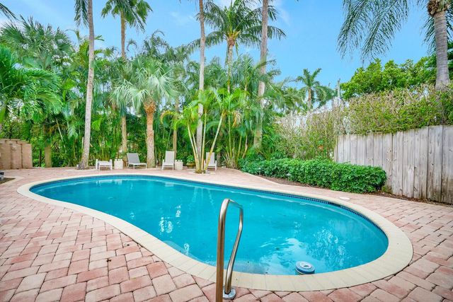 290 E FERN Drive, Boca Raton, FL 33432