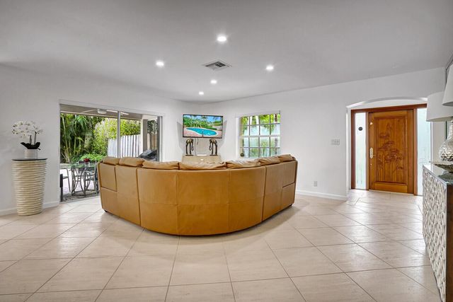 290 E FERN Drive, Boca Raton, FL 33432