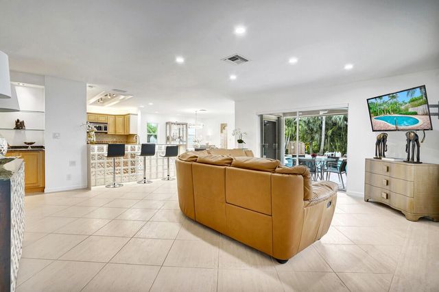 290 E FERN Drive, Boca Raton, FL 33432