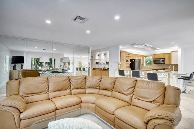 290 E FERN Drive, Boca Raton, FL 33432
