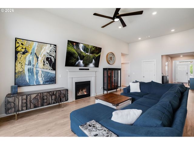 1948 N IVY St, Canby, OR 97013