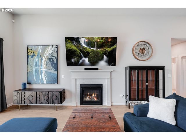1948 N IVY St, Canby, OR 97013