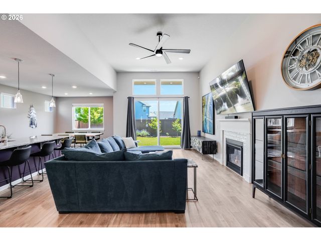 1948 N IVY St, Canby, OR 97013