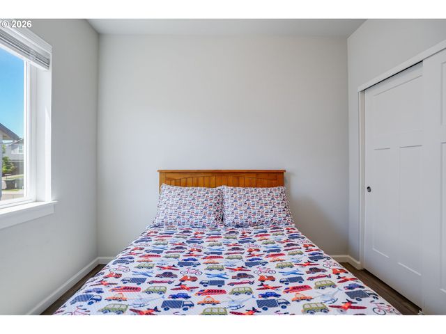 1948 N IVY St, Canby, OR 97013