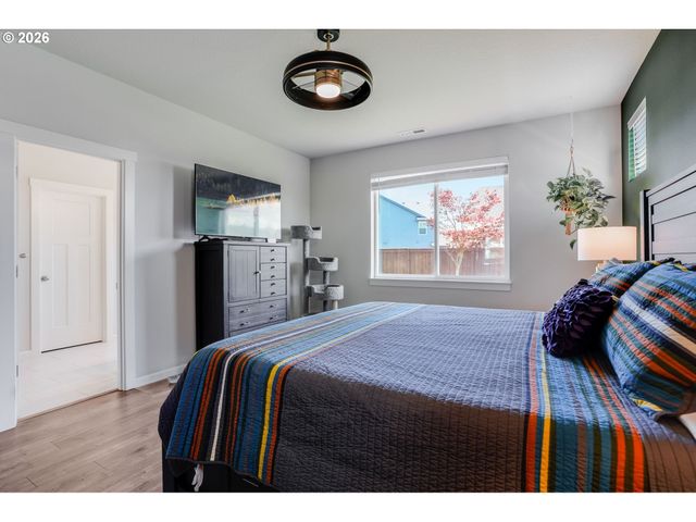 1948 N IVY St, Canby, OR 97013