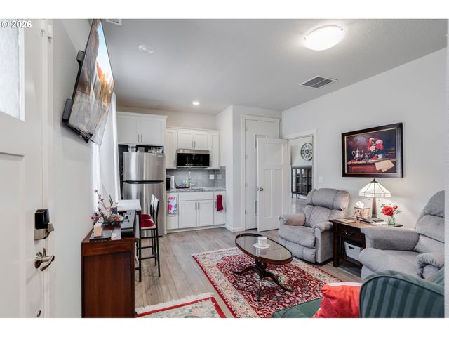 1948 N IVY St, Canby, OR 97013