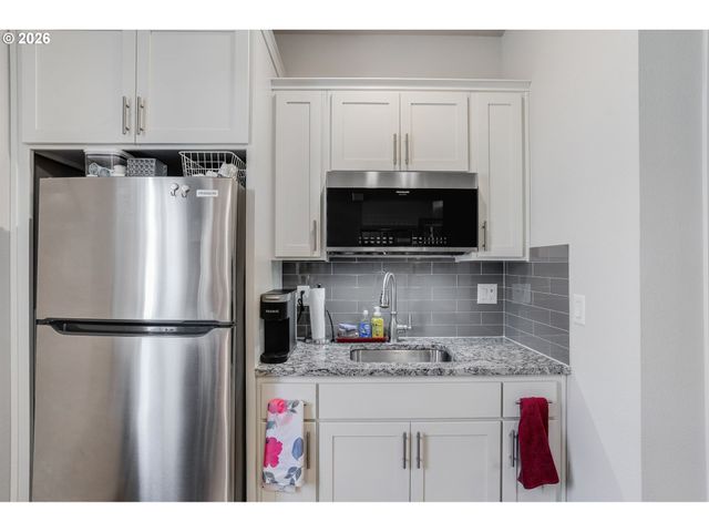 1948 N IVY St, Canby, OR 97013