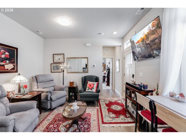 1948 N IVY St, Canby, OR 97013