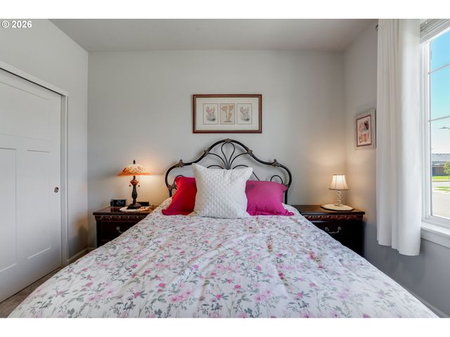 1948 N IVY St, Canby, OR 97013