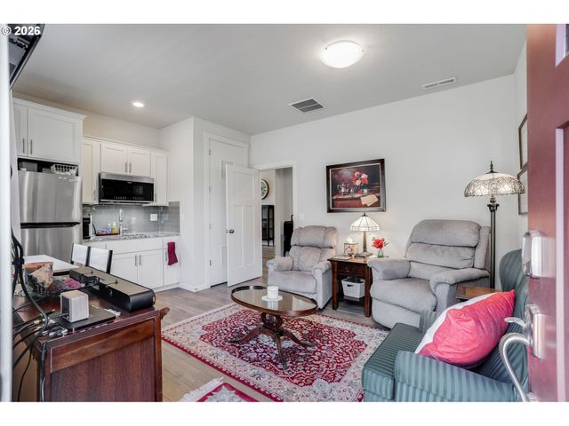 1948 N IVY St, Canby, OR 97013